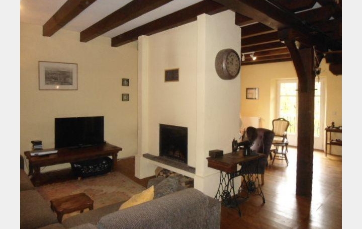 Maison de village   LA ROCHE-CANILLAC  225 m2 212 000 € 
